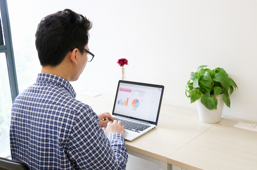 《大学生创业典范：5000元起步，家政公司年收60万大关》