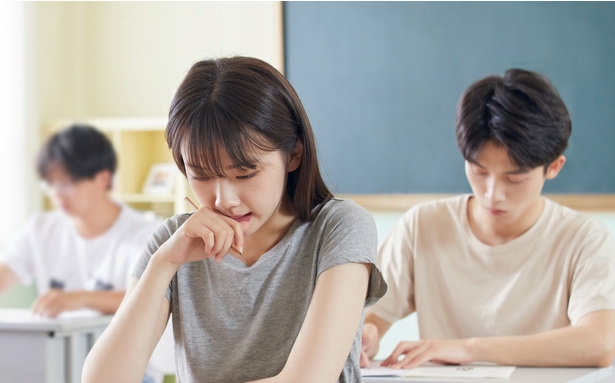 《从兼职到领航者：南京大学生的家政之路与职业飞跃》